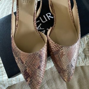 NEW in Box. Naturalizer  tan, gold